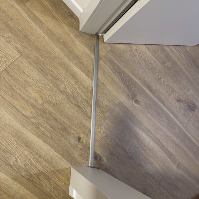 חיבור פרקט בין חדרים עם דלת פתוחה