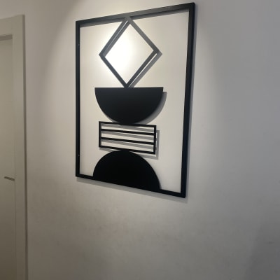 קיר עם מסגרת מתכת גיאומטרית תלויה