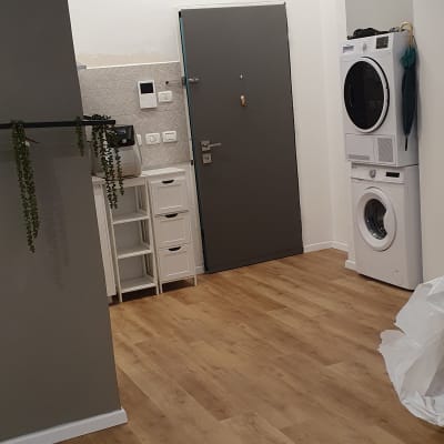 מכונת כביסה ומייבש כביסה בחדר כביסה