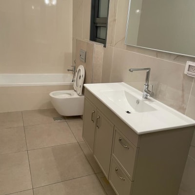 כיור, אסלה ואמבטיה בחדר רחצה נקי