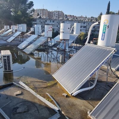 דודי שמש וקולטים על גג שטוח עם מים