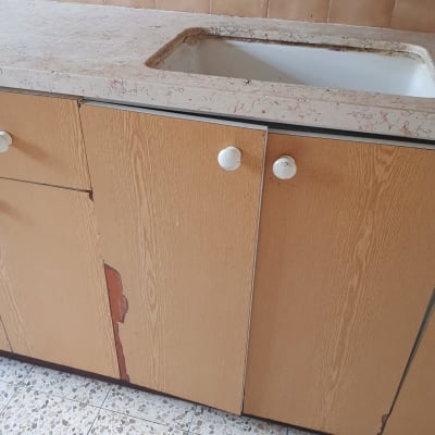 ארונות מטבח ישנים עם כיור וברז