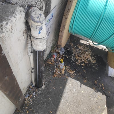 צינור פלסטיק לבן ליד גליל כבלים ירוק