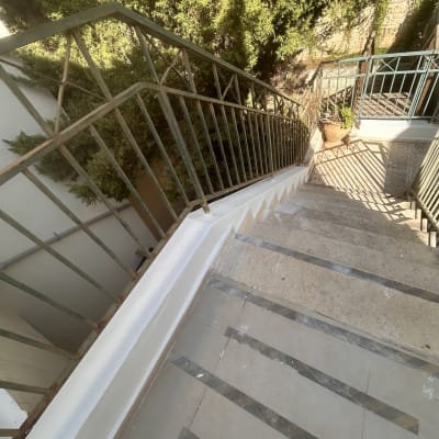 מדרגות עם מעקה מתכת ועבודת צבע חדשה