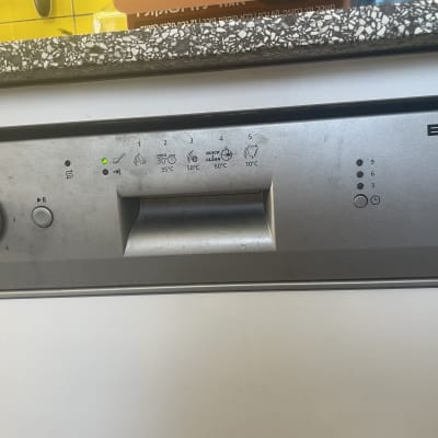 מדיח כלים עם כפתורים ותצוגה