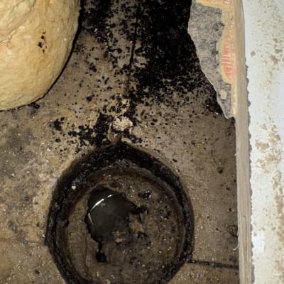 פתח ביוב עם לכלוך ורטיבות