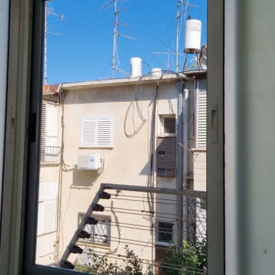 חלון אלומיניום עם מסגרת מתכתית