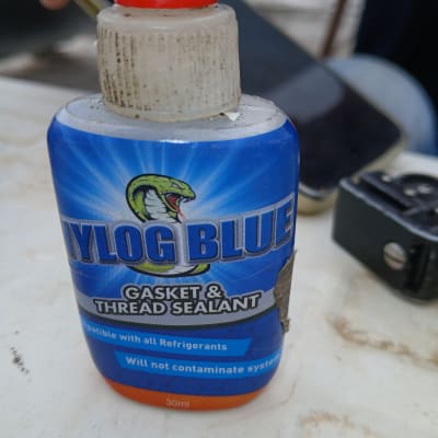 בקבוק אטם והברגה לשימוש במערכות מיזוג אוויר