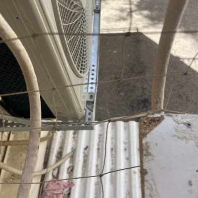 יחידת מיזוג אוויר מותקנת על גג עם צינורות וחוטים