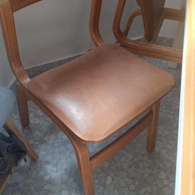כיסא עץ עם מושב מרופד בעור חום