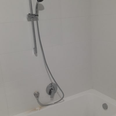 אמבטיה עם ברז מקלחת וכפתור שליטה