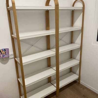 מדף עץ עם חמישה מדפים לבנים