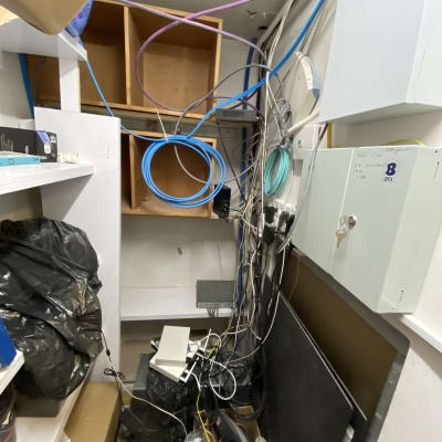 חדר עם כבלים וציוד טכני לרשתות תקשורת
