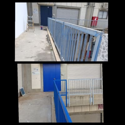 סולם ודלי צבע ליד קיר צבוע