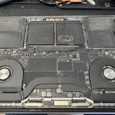 חלקים פנימיים של מחשב נייד עם אבק