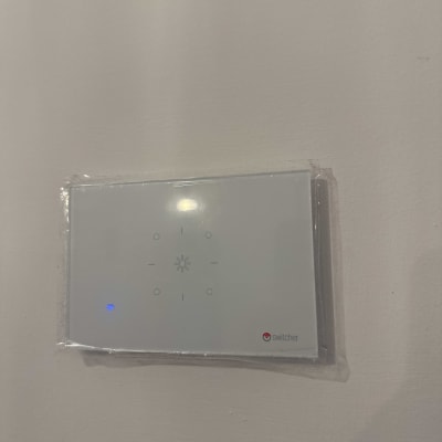 מתג חכם עם חיווי Wi-Fi מותקן על קיר