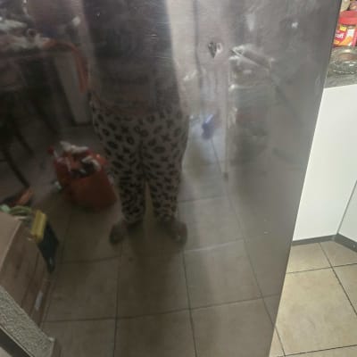 מקרר עם השתקפות של אדם ברצפה