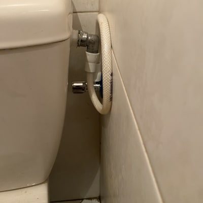 צינור מים מחובר לאסלה בחדר אמבטיה