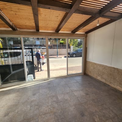 חלונות אלומיניום גדולים עם מסגרת זכוכית