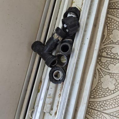 חלקי צנרת וכלים על הרצפה