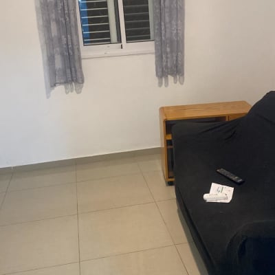 רצפה נקייה עם ספה ושלט על שולחן