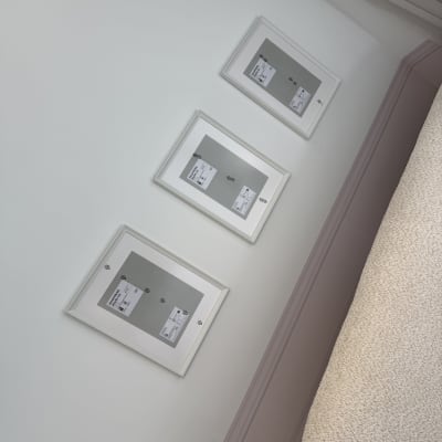 שלוש מסגרות תמונה על קיר לבן