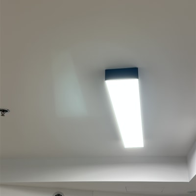 תאורה תקרה מותקנת בחדר