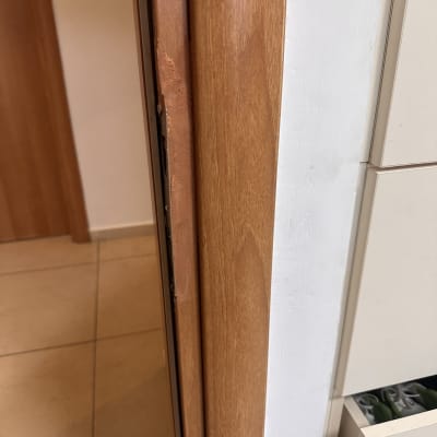 מסגרת דלת עץ עם פגמים קלים