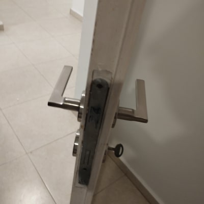 ידית דלת מתכתית עם מנעול פתוח