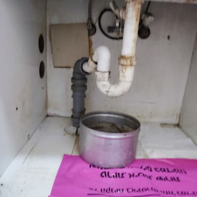 צינורות ביוב מתחת לכיור עם דליפה