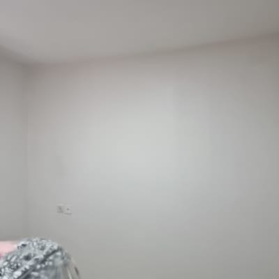 קיר צבוע בצבע לבן בחדר ריק