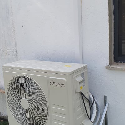 יחידת מיזוג אוויר חיצונית מותקנת על קיר