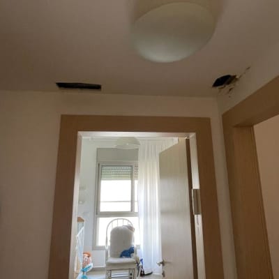 חורים בתקרת גבס עם מנורה עגולה