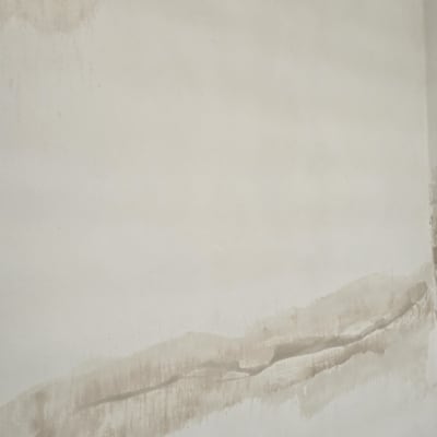 קיר עם שכבת צבע חלקית ותיקונים