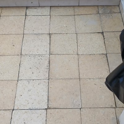 רצפת אריחים ישנה עם ארונות עץ