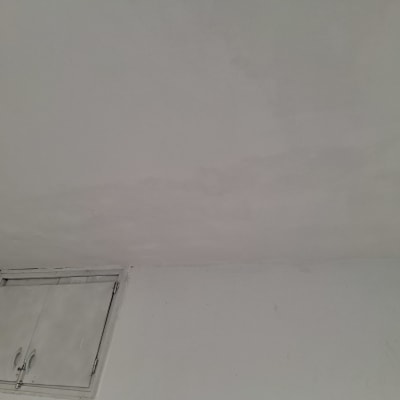 תקרה צבועה בגוונים שונים עם ארון קטן בפינה