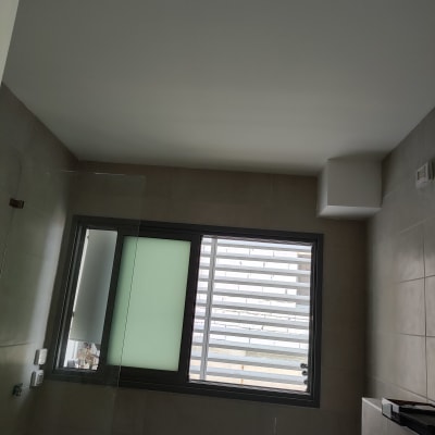 תקרה צבועה בלבן בחדר אמבטיה