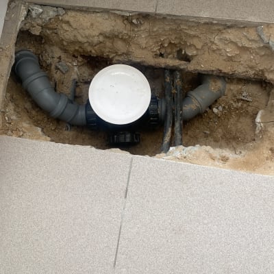 צינור ביוב פתוח עם מכסה לבן