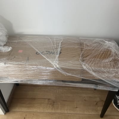 שולחן עטוף בניילון למעבר דירה