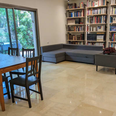 רצפה נקייה ומבריקה בסלון עם שולחן וכיסאות