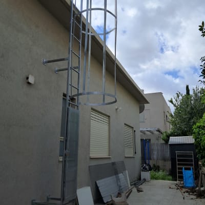 סולם מתכת מותקן על קיר חיצוני של מבנה