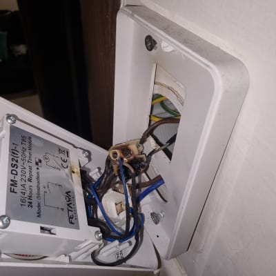 תמונה של חיבורי חשמל ותיבת חיבורים בקיר