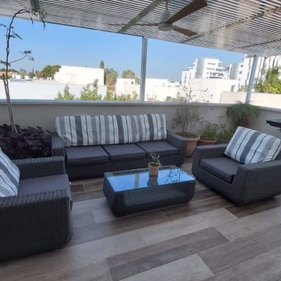 פרגולה מאלומיניום עם תריסים עליונים