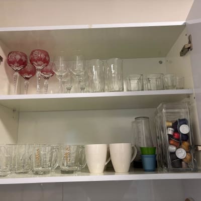 ארון מטבח עם כוסות ותרמילי קפה