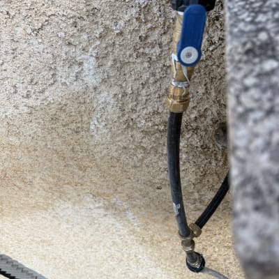 צינור ומחבר על קיר חיצוני