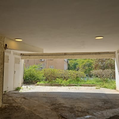 שני פנסי תאורה בתקרה של מעבר מקורה