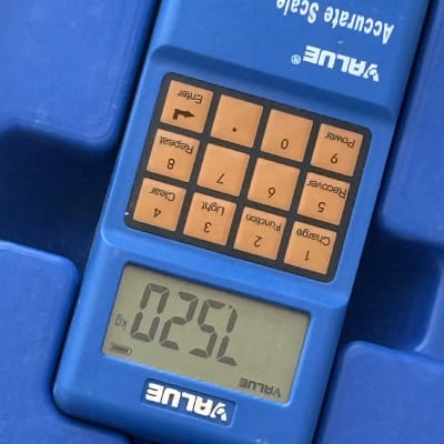 משקל דיגיטלי כחול עם תצוגה דיגיטלית