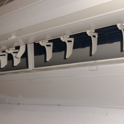 תריסי מזגן פתוחים עם סנפירים לבנים