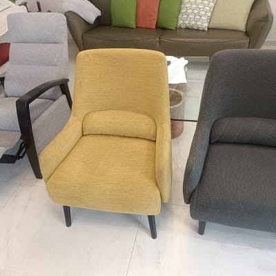 שלושה כיסאות בצבעים שונים על רצפת קרמיקה