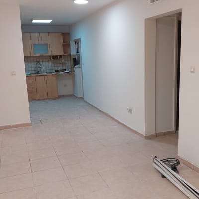 חדר עם קירות צבועים ורצפה מרוצפת